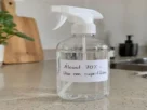 Desinfetante natural caseiro: frasco spray de álcool 70% rotulado sobre bancada