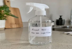 Desinfetante natural caseiro: frasco spray de álcool 70% rotulado sobre bancada